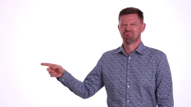 Hoşnutsuz Suratlı Bir Adamı Olumsuz Bir Işaret Gösteriyor Adam Reddedilmekten — Stok video