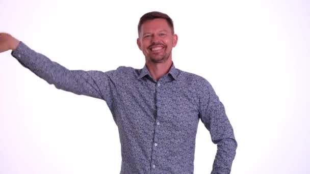 Pria Ceria Melambaikan Tangan Bertemu Salam Tangan Salam Selamat Datang — Stok Video