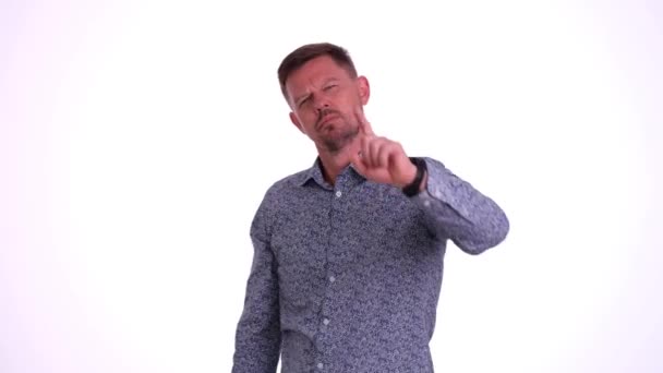 Człowiek Gestykuluje Przed Kamerą Biegnie Ręka Rękę Geście Cię Zabiję — Wideo stockowe