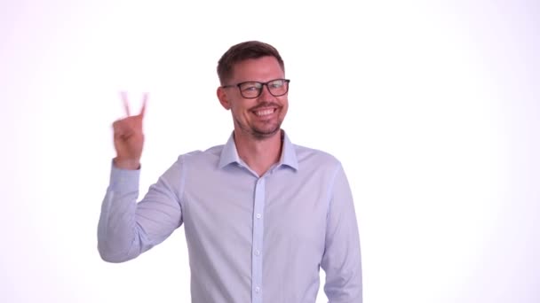 Jonge Zakenman Witte Achtergrond Met Een Overwinningsteken Brede Glimlach Goedkeuringsgebaar — Stockvideo