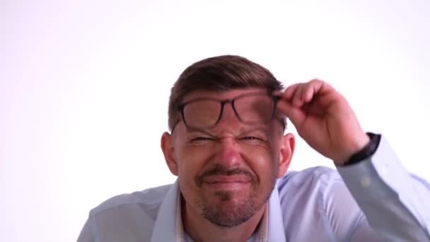 Людина Поганим Зором Окулярами Білому Тлі Гіпертопія Міопія Глаукома — стокове відео