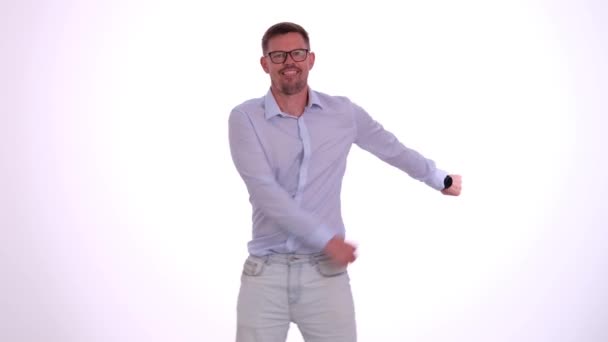Gelukkige Emotionele Man Dansend Een Witte Achtergrond Kantoormedewerker Dansen Positieve — Stockvideo
