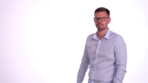 Muotokuva Komea Mies Hymy Lasit Nauraa Emotionaalisesti Onnen Ilon Menestyksen — kuvapankkivideo
