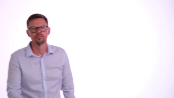 Man Legt Wijsvinger Mond Vraagt Zwijgen Guy Maakt Stille Gebaar — Stockvideo