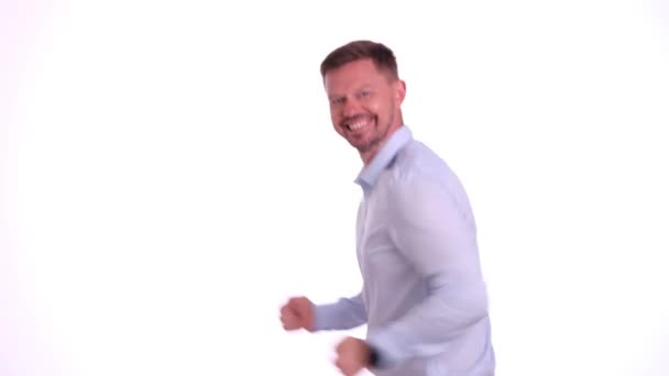 Energetische Lachende Man Loopt Een Witte Achtergrond Positieve Emoties Succesvolle — Stockvideo