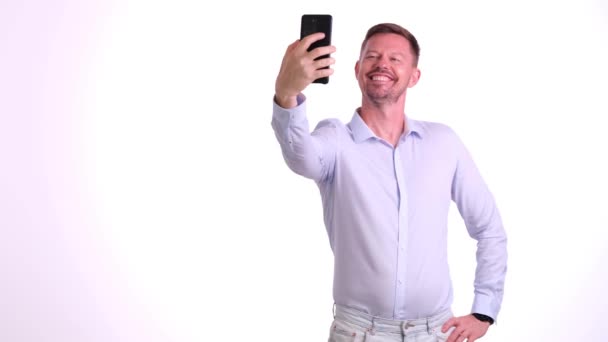 Retrato Hombre Feliz Posando Tomando Selfie Con Signo Paz Con — Vídeos de Stock