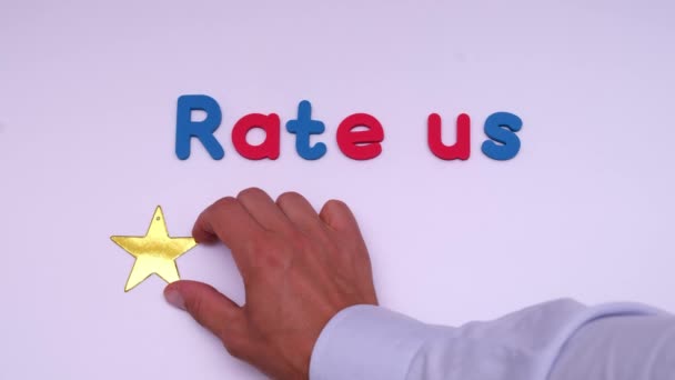 Сообщение Оцените Нас Рейтинг Звезды Белом Фоне Рекомендации Сервису Обратная — стоковое видео