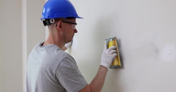 油漆前 工人在墙壁上涂上斑斑 墙壁对齐和白灰 — 图库视频影像
