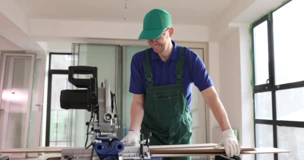Trabalhador Sorrindo Leva Pranchas Para Serra Circular Carpinteiro Segurando Materiais — Vídeo de Stock