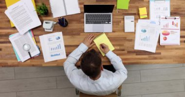 Operasyon görüşlü iş adamı defter yöneticisi girişimcisine notlar yazıyor ve evrak işleriyle uğraşıyor. Seo, masadaki finansal projelerin istatistiklerini analiz ediyor.
