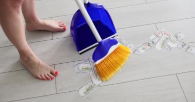 Süpürge faraş tarlasında dolar topluyor. Enflasyon devalüasyon varsayılan ve değer