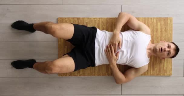Handsome Jongeman Bezig Met Fitness Thuis Tapijt Shakes Pers Fitness — Stockvideo