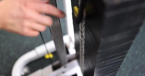 アスリートは次のトレーニングのために体重を増やします ウェイトトレーニングのためのフィットネス機械 — ストック動画