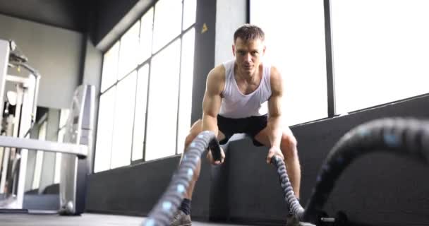 Άνθρωπος Σχοινί Μάχης Προπονείται Στο Γυμναστήριο Crossfit Έννοια Και Γυμναστήριο — Αρχείο Βίντεο