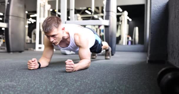Sporcu Spor Salonunda Statik Egzersizler Yapar Adam Spor Tahtasının Dayanıklılığın — Stok video