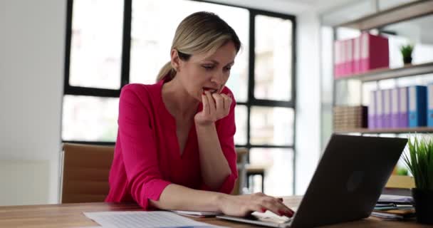 Kobieta Pracująca Biurze Laptopem Wyglądająca Spiętą Zdenerwowaną Rękami Ustach Obgryzającymi — Wideo stockowe