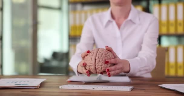 Managerin Legt Anatomie Des Gehirns Auf Computertastatur Künstliche Intelligenz Und — Stockvideo