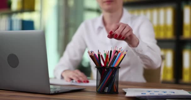 Bizneswoman Bierze Kolorowy Ołówek Pisze Notatki Miejscu Pracy Planowanie Dnia — Wideo stockowe