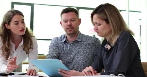 Des Gens Affaires Motivés Réfléchissant Ensemble Paperasserie Lors Une Réunion — Video