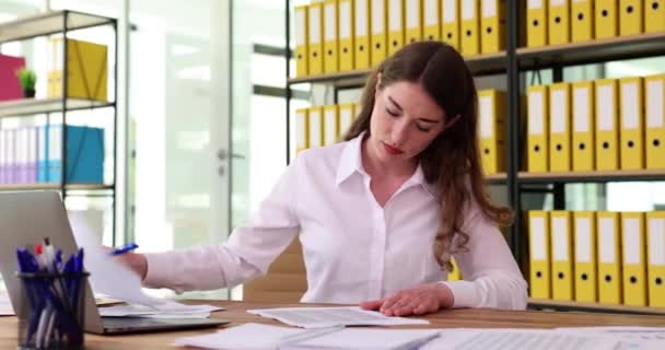 女商人或办公室秘书签署了成堆的文件 在工作场所签署重要合同 — 图库视频影像