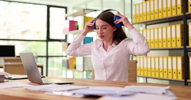 Kobieta Słuchawkach Bezprzewodowych Pracująca Laptopie Siedzi Przy Stole Biurze Businesswoman — Wideo stockowe