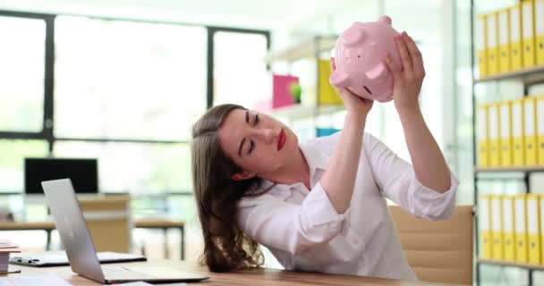 Mujer Gerente Sacude Alcancía Rosa Las Manos Concepto Banca Ahorro — Vídeos de Stock