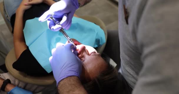Tandläkare Gör Lokalbedövning Före Operation Tandläkare Installerar Implantat Patientmun Moderna — Stockvideo