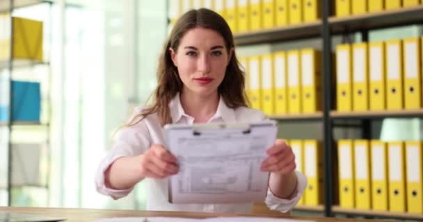 Επιχειρηματίας Που Δείχνει Φορολογικό Έντυπο 1040 Στο Γραφείο Καταβολή Ετήσιου — Αρχείο Βίντεο