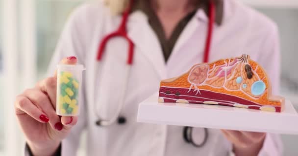 Dokter Mammoloog Houdt Vrouwelijke Borst Model Met Pillen Symptomen Van — Stockvideo