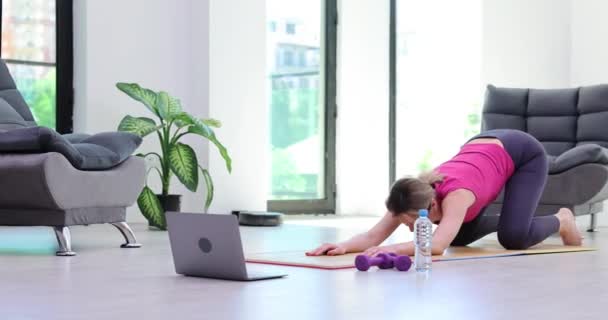 Skupiona Zmotywowana Dziewczyna Siedząca Podłodze Wyciągniętym Laptopem Pochylona Silna Fizycznie — Wideo stockowe