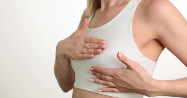 Frauenhände Berühren Brust Und Problemzonen Brustkrebs Selbstdiagnose Und Gesundheitsfürsorge Und — Stockvideo