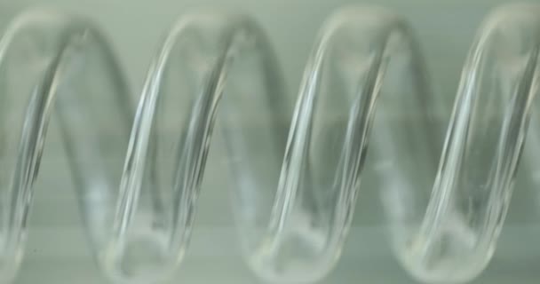 Spirál Üveg Kémia Labor Felszerelés Üvegspirálcső — Stock videók