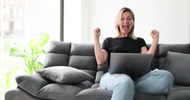Zachwycony Młoda Kobieta Patrząc Ekranie Laptopa Uczucie Euforii Wygranej Lub — Wideo stockowe