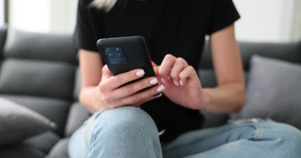Рука Жінки Яка Тримає Смартфон Використовуючи Онлайн Додаток Мобільний Телефон — стокове відео