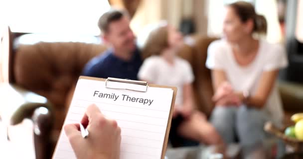 Psykologen Antecknar Och Analyserar Familjesamtal Relationer Att Lösa Familjeproblem Och — Stockvideo