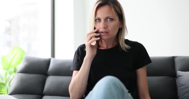 Шокированная Раздражённая Женщина Разговаривает Мобильному Телефону Глядя Камеру Эмоции Шок — стоковое видео