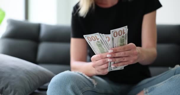 Freelancer Mulher Conta Dinheiro Dinheiro Mãos Sofá Casa Trabalho Distância — Vídeo de Stock