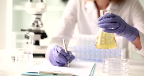 Scienziato Conduce Test Laboratorio Liquido Oleoso Trasparente Provetta Prova Qualità — Video Stock