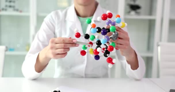 Cientista Está Segurando Modelo Estrutura Molecular Apontando Molécula Educação Científica — Vídeo de Stock