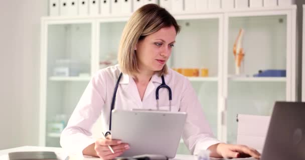 Doctora Con Portátil Lee Documentos Oficina Seguro Enfermedad Examen Salud — Vídeo de stock