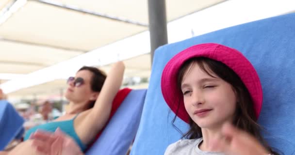 Anne Kızı Kumsalda Güneşleniyorlar Sahilde Ailecek Tatilin Tadını Çıkarıyorum — Stok video