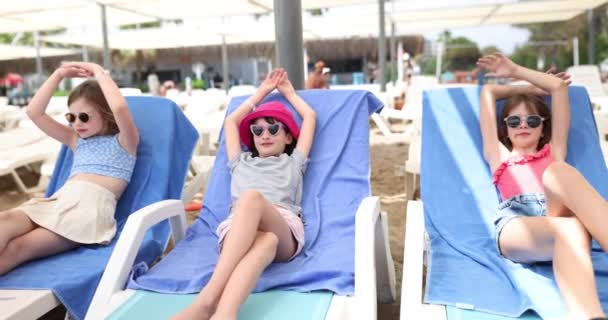 Три Девушки Солнечных Очках Лежат Бассейна Наслаждаются Отдыхом Отдых Отдых — стоковое видео