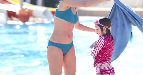 Madre Pulisce Sua Figlia Con Asciugamano Dopo Aver Nuotato Piscina — Video Stock