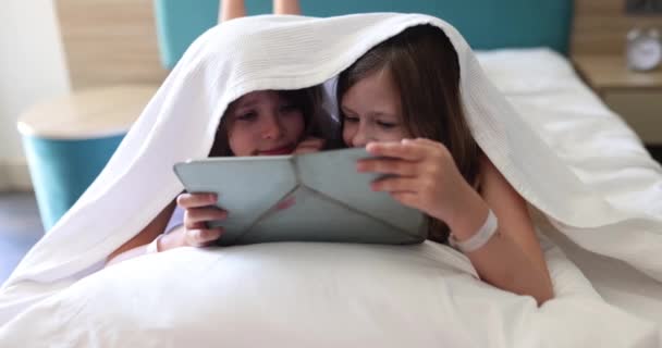 Duas Meninas Bonitos Estão Lendo Conto Fadas Juntos Crianças Assistindo — Vídeo de Stock