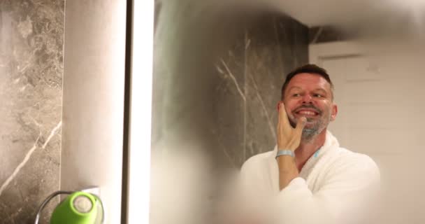 Imagem Espelho Jovem Aplicando Creme Barbear Bonito Homem Satisfeito Fazendo — Vídeo de Stock