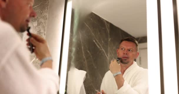 Зеркальное Отражение Молодого Человека Бритвой Очищает Волосы Удовлетворенный Красивый Парень — стоковое видео