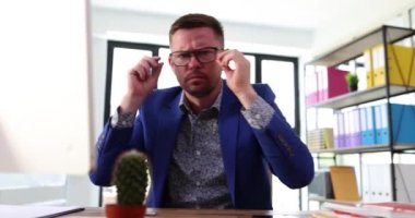 İş yerinde kameraya öfkeyle bağıran dengesiz bir işadamı. CEO mali çöküş yüzünden çıldırdı.