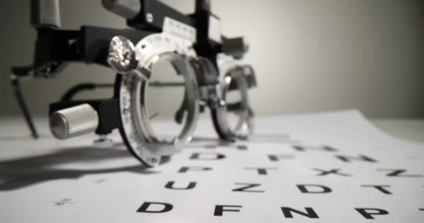 Göz Doktoru Masasında Görüş Gözlük Denemesi Oftalmolog Araçları — Stok video