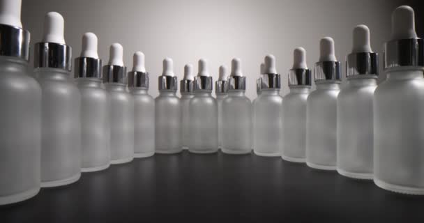 実験室の化粧品のためのパイプが付いている空のガラスびん エッセンシャルオイル用ガラスウェア — ストック動画