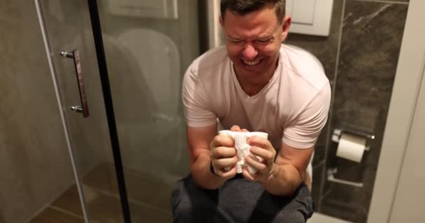 Erwachsener Mann Mit Schmerzen Auf Toilettensitz Darmprobleme Und Verstopfung — Stockvideo